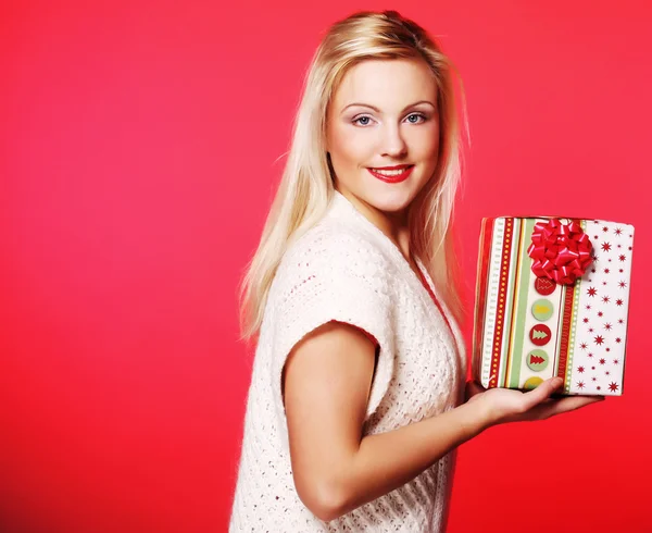 Mujer rubia feliz con un regalo —  Fotos de Stock