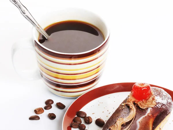 Schokoladenkuchen mit einer Tasse Kaffee — Stockfoto