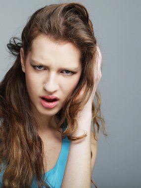 güzel uzun sarı kıvırcık saçlar kadınla