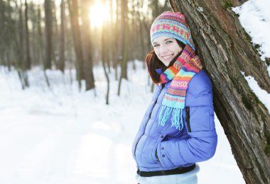 Kış parkındaki kadın