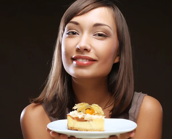 Jonge vrouw met een taart — Stockfoto
