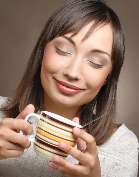 Vrouw met een heerlijk geurende koffie — Stockfoto