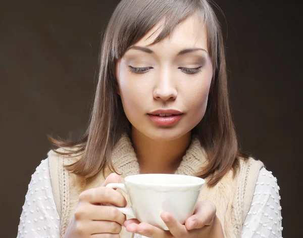 Donna con un caffè aromatico — Foto Stock