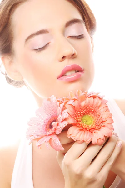 Bella giovane donna con fiore di gerbero — Foto Stock