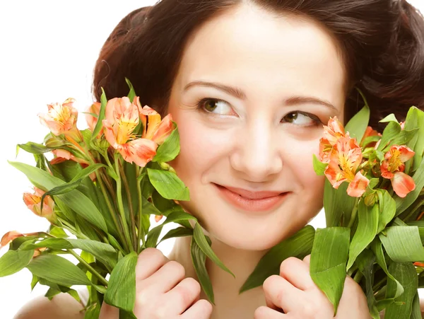 Vrouw fith heldere roze-gele bloemen — Stockfoto