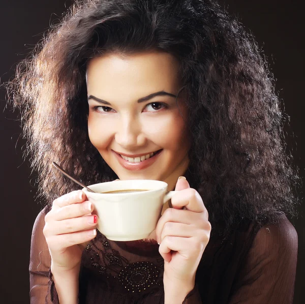 Kvinna med en aromatisk kopp kaffe — Stockfoto