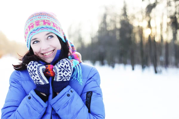 Frau im Winterpark — Stockfoto