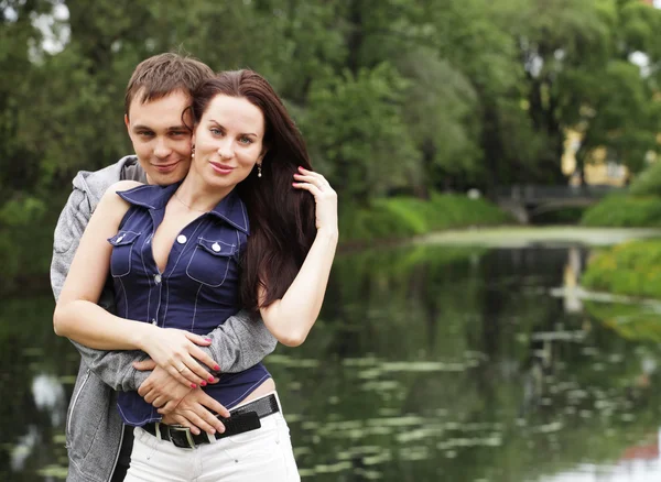 Gelukkig jonge kerel met vriendin — Stockfoto