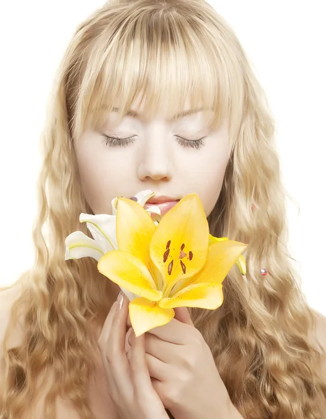 Gyönyörű szőke lány, sárga liliom — Stock Fotó