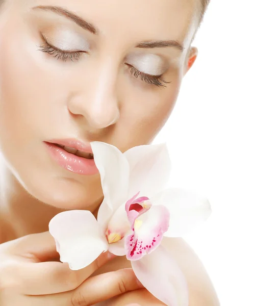 Bela mulher com flor de orquídea — Fotografia de Stock