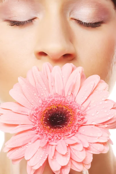 Hermosa joven con flor de gerber — Foto de Stock