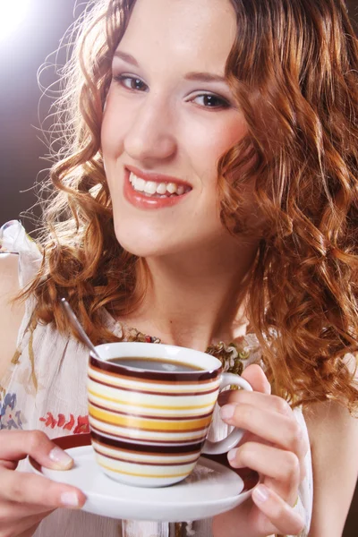 Donna godendo di tempo caffè — Foto Stock