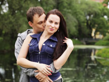 mutlu genç adam kız arkadaşı ile