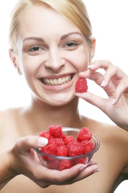 Ahududu ile sarışın kadın