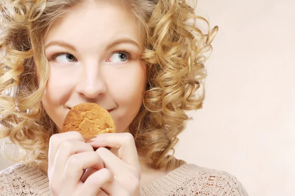 Giovane donna con una torta — Foto Stock