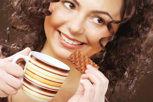 Vrouw met koffie en koekjes — Stockfoto