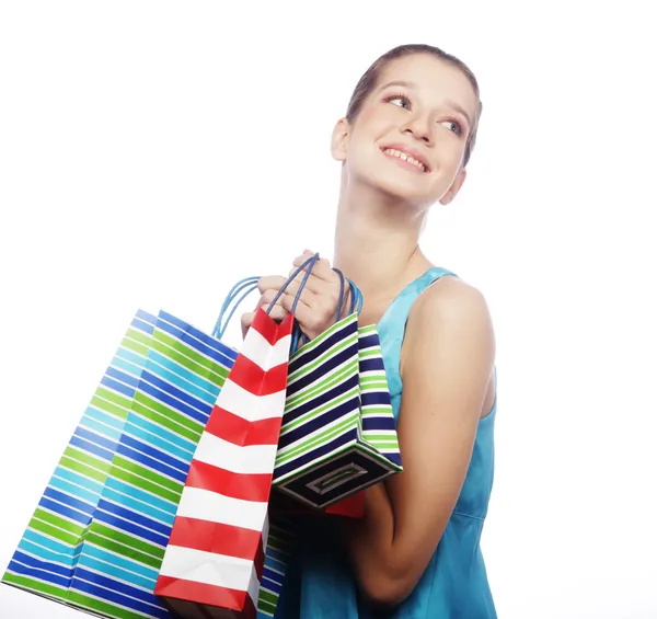 Jovem mulher carregando sacos de compras — Fotografia de Stock