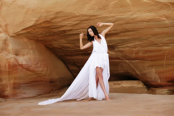 Çöl üzerinde dans beyaz elbiseli kadın — Stok fotoğraf