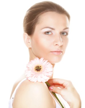 Pembe çiçek tutan genç güzel kadın