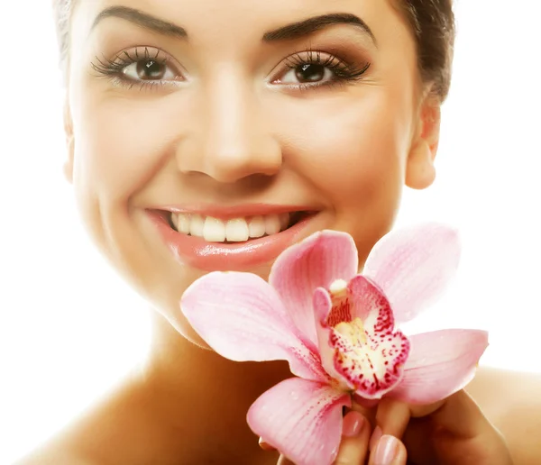 Menina com flor rosa no fundo branco — Fotografia de Stock