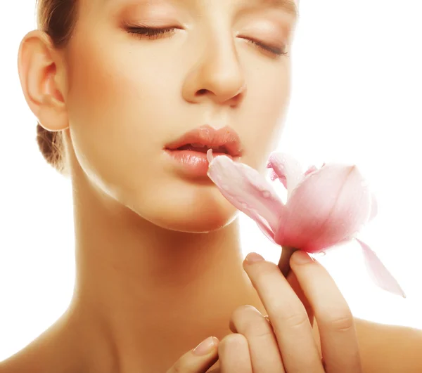 Giovane donna con orchidea rosa — Foto Stock