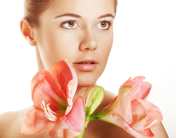 Jovem bela mulher segurando flor rosa — Fotografia de Stock