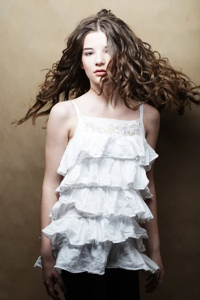 Mujer joven con vestido blanco — Foto de Stock