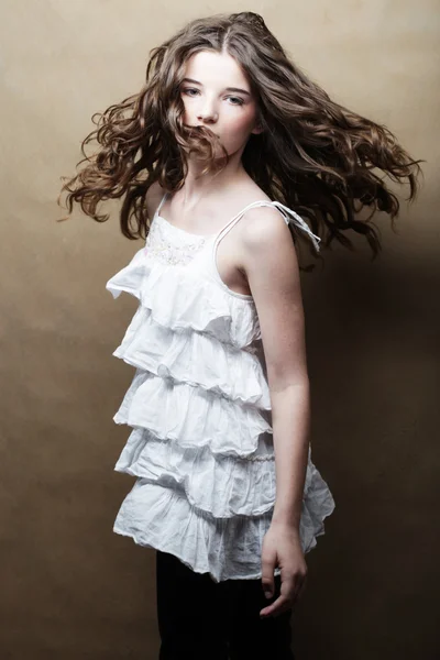 Jonge vrouw met witte jurk — Stockfoto