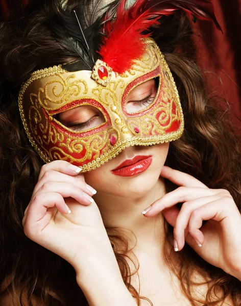 Genç kadın kırmızı, gizemli bir maske — Stok fotoğraf