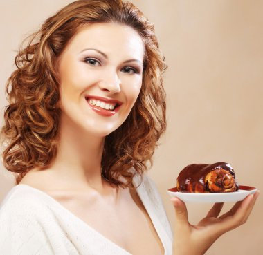 Kadın pasta ile gülüyor