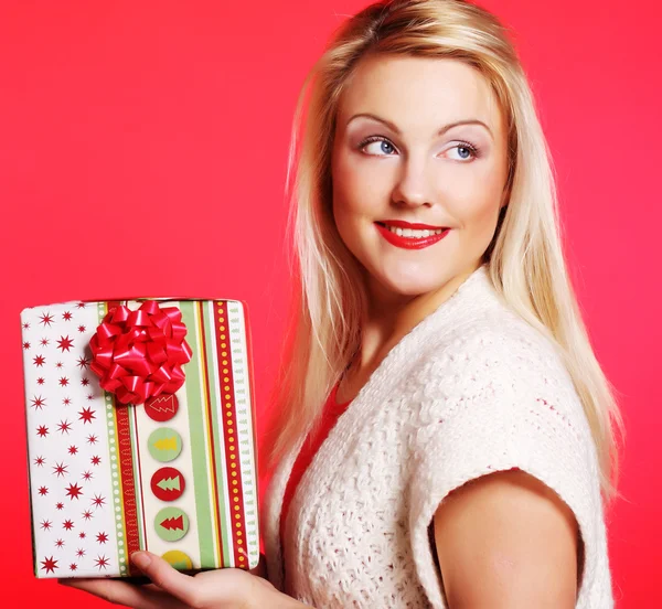 Happy blond woman with a gift — Stock Photo, Image