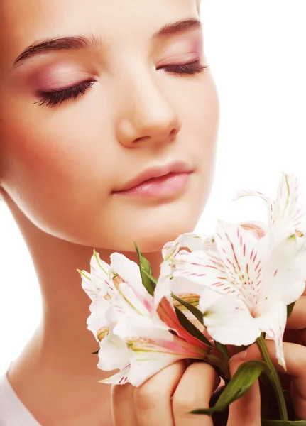 Mulher com flores brancas — Fotografia de Stock