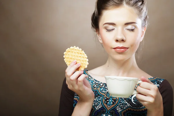 コーヒーとクッキーを持つ女性 — ストック写真