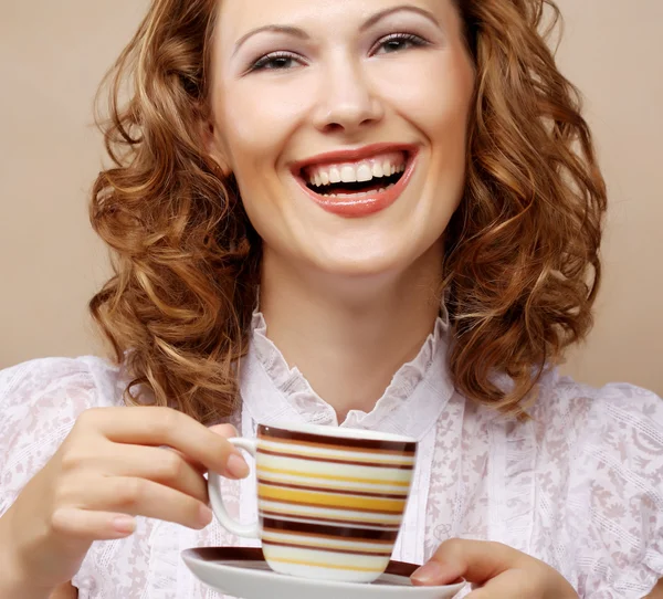 Ładna kobieta pije kawę — Zdjęcie stockowe