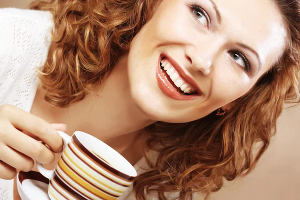 Mujer bonita bebiendo café —  Fotos de Stock