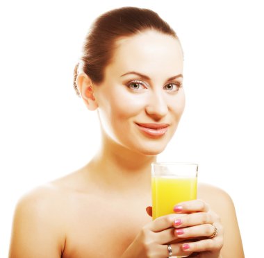 Kız portakal suyu içiyor.