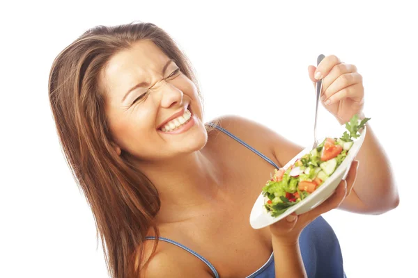 Jovem mulher feliz comendo salada . — Fotografia de Stock