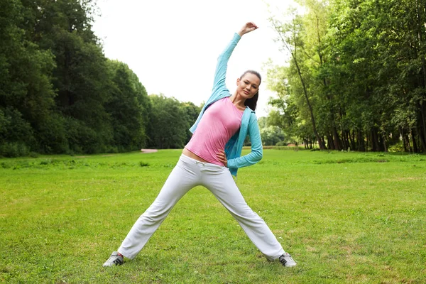 Fitness vrouw op groen park — Stockfoto