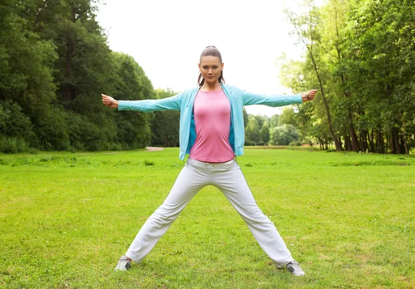 Fitness woman on green park — Stock Photo, Image