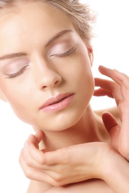 Kız güzel yüzün üzerinde temiz bir cilt