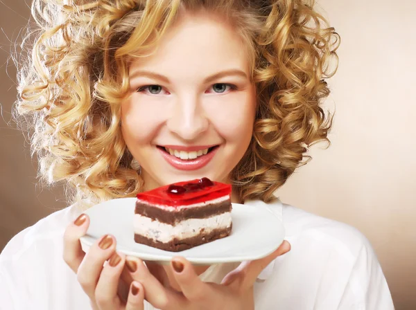 Mujer joven con un pastel — Foto de Stock
