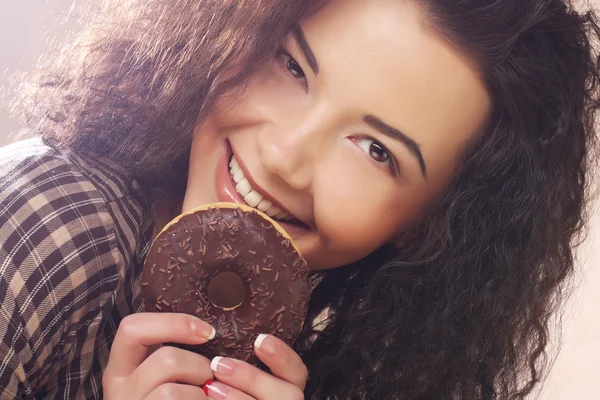 Mulher segurando um donut — Fotografia de Stock