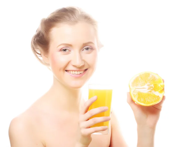 Mujer sosteniendo jugo de naranja — Foto de Stock