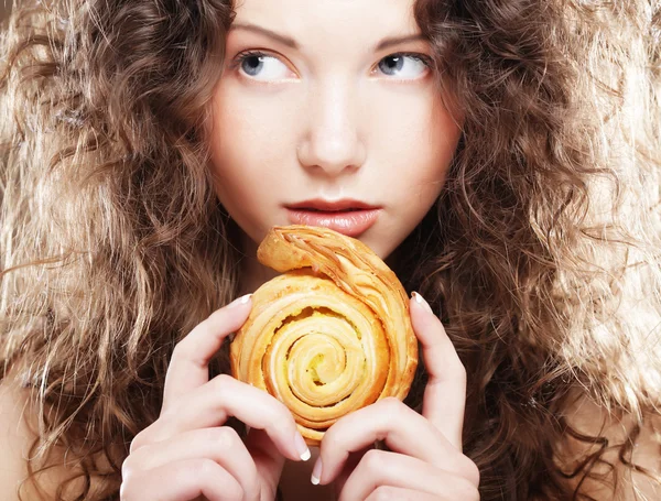 Mädchen mit Kuchen — Stockfoto