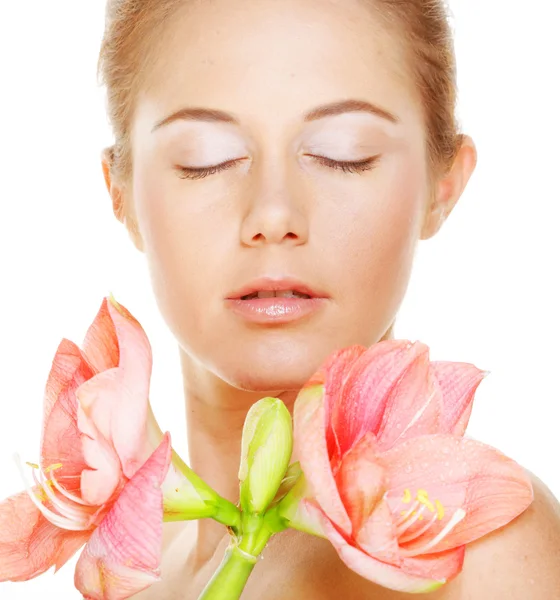 Mulher segurando flor rosa — Fotografia de Stock