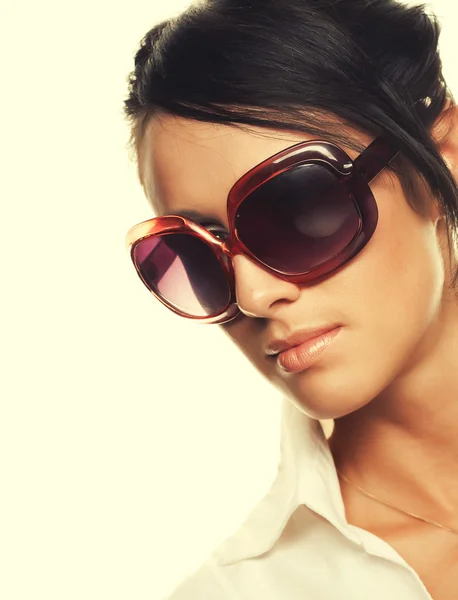 Beautiful fashion woman wearing sunglasses — Stock Photo, Image