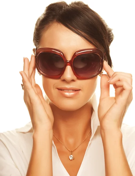 Belle femme de mode portant des lunettes de soleil — Photo