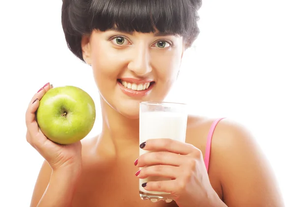 Kobieta z jabłkiem i mlekiem — Zdjęcie stockowe