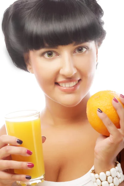 Wanita Brunette memegang jus jeruk — Stok Foto