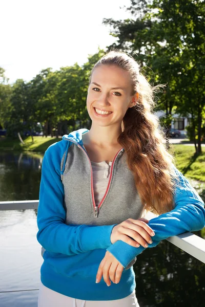 Jovem mulher desportiva ao ar livre . — Fotografia de Stock